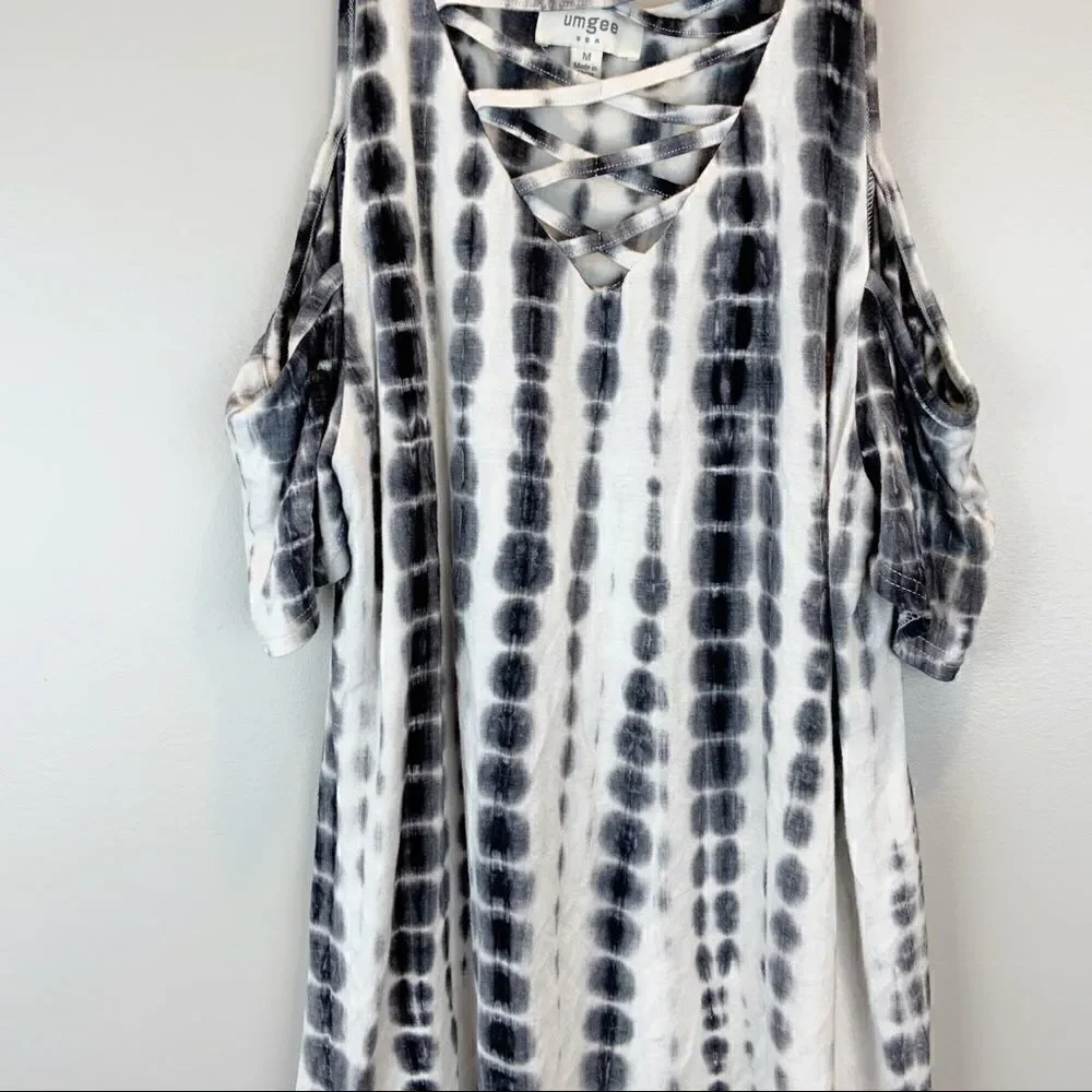 🌺3 FOR $20🌺 - UMGEE gray white black criss cross peekaboo top M